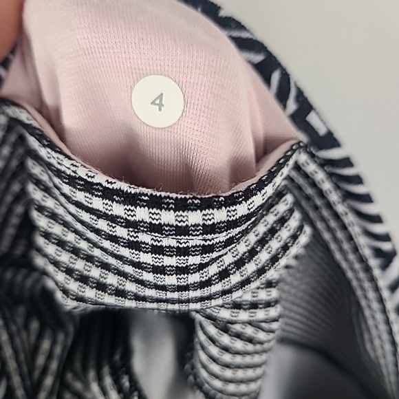 Lululemon Women's Black White Tropical Stripes Leggings 22" Inseam Size 4 - Picture 8 of 8